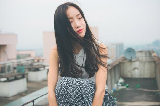 天台上的长发女孩性感迷人写真