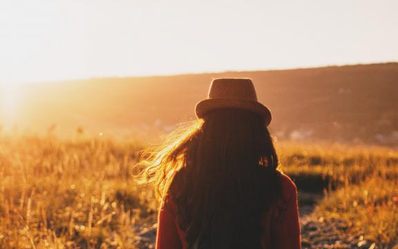 漫步在夕阳下的气质美女写真