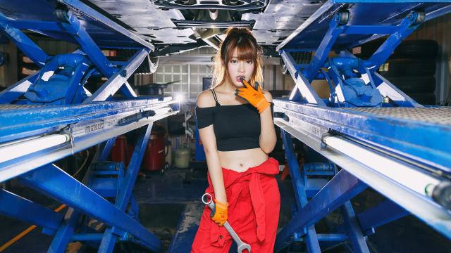 烈焰红唇美女车间性感写真