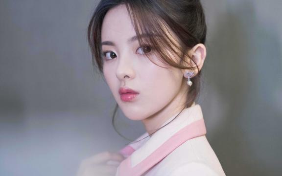 锦鲤女神杨超越时尚写真