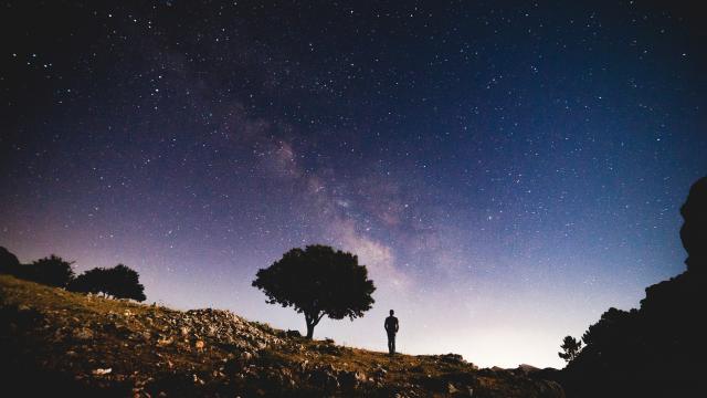 黑夜星空下一个人孤单图片