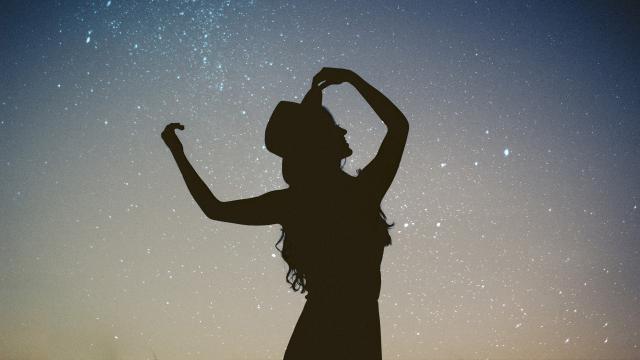 黑夜星空下一个人孤单图片