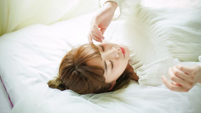 白色性感居家服美女气质迷人写真