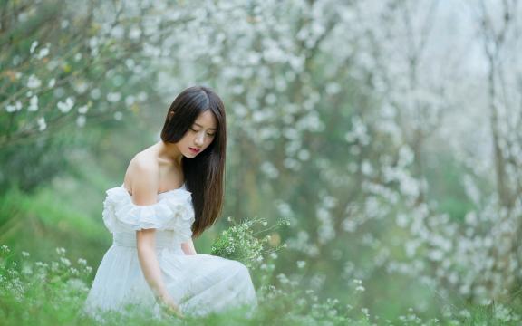 优雅文艺的白色长裙少女户外写真