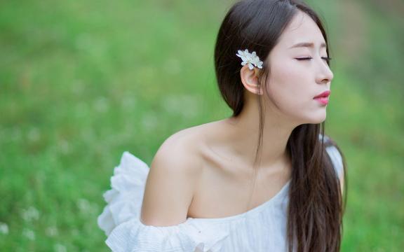 优雅文艺的白色长裙少女户外写真