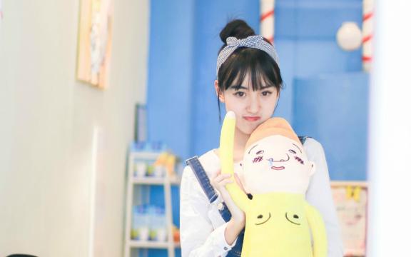 长发美女甜美街拍写真