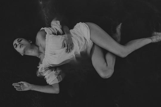 欧美风黑白女生
