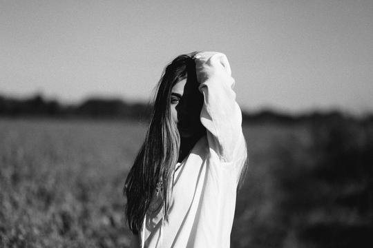 欧美风黑白女生