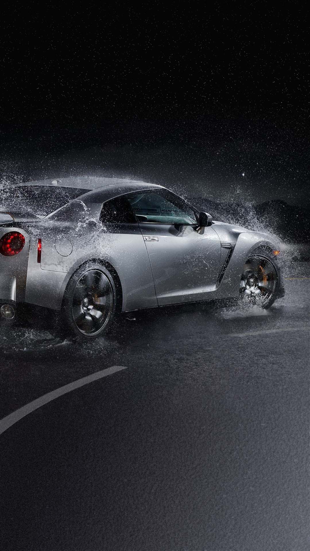 雨中的日产GTR跑车