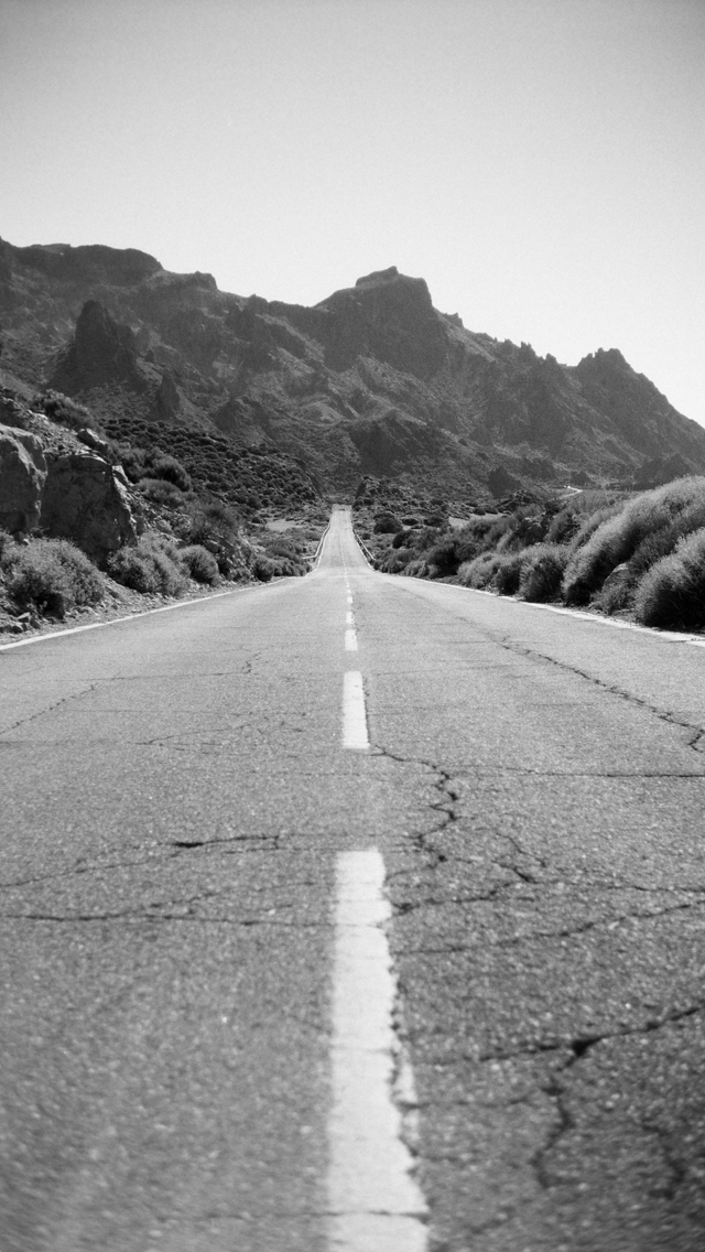孤独的山区沙漠公路