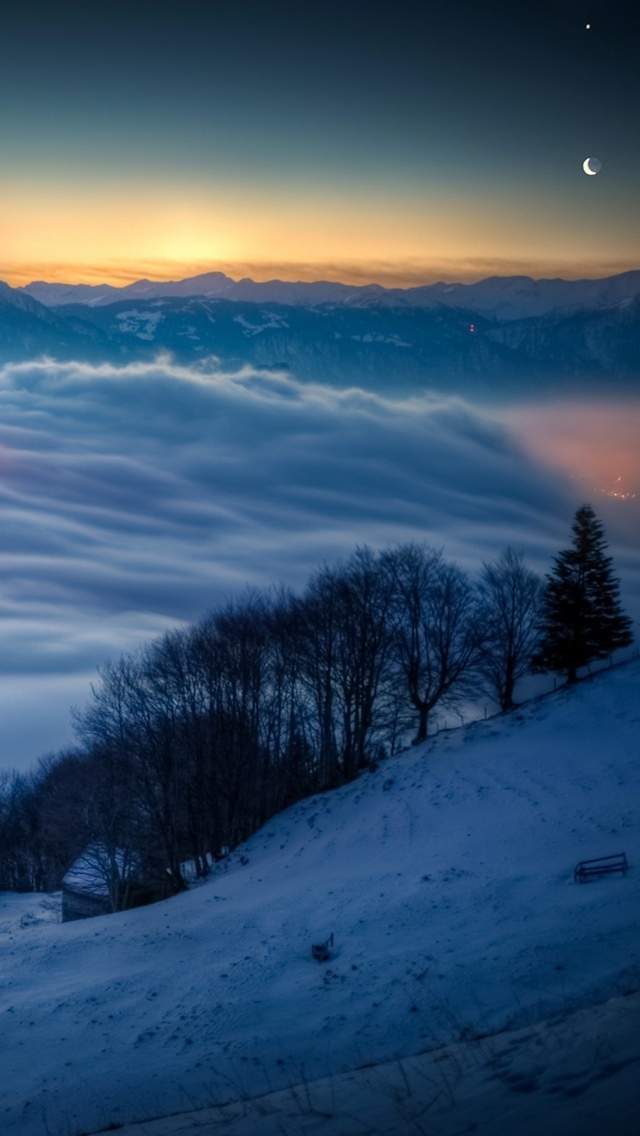 雪山谷云日落