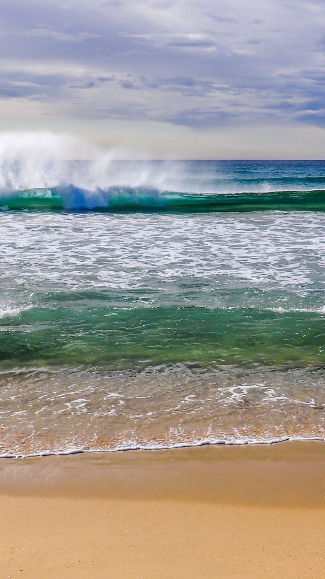 海滩波浪飞溅