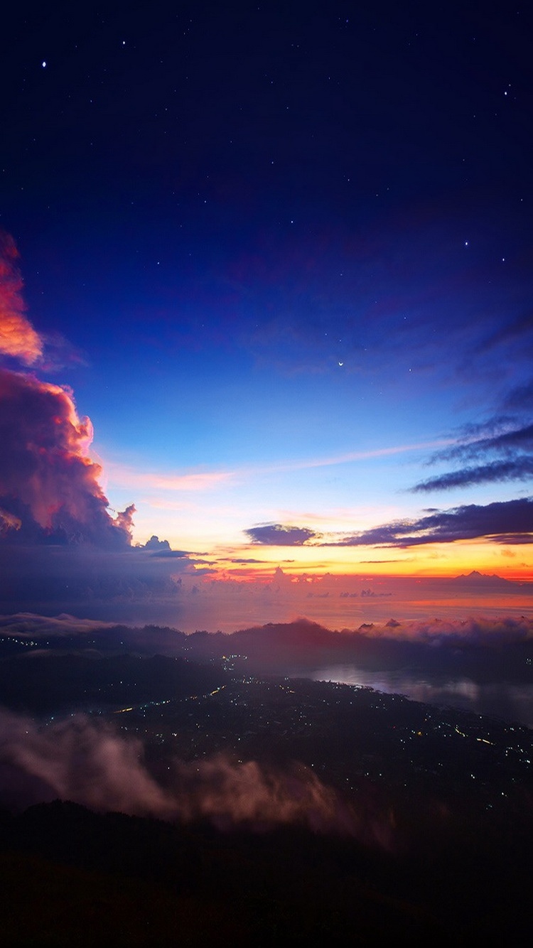 美丽的夕阳深蓝色满天星斗的天空