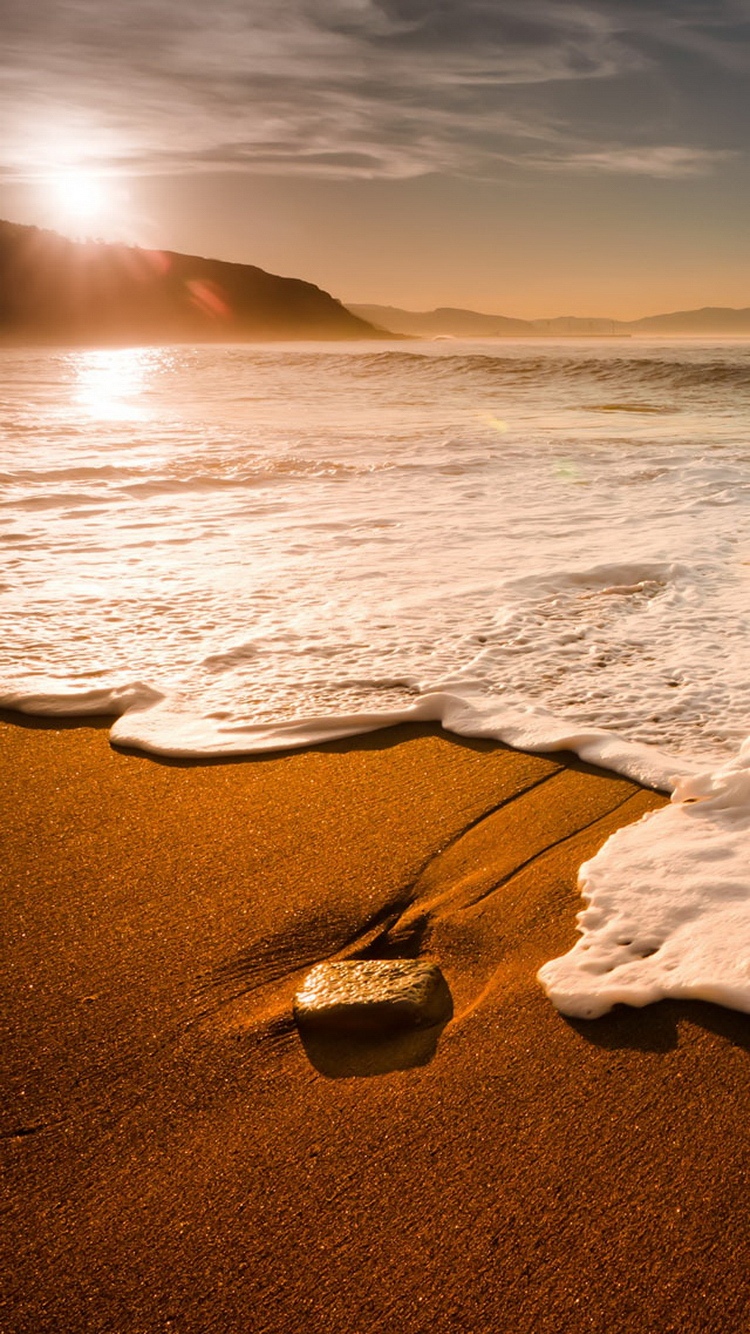 早晨沙滩上的海浪