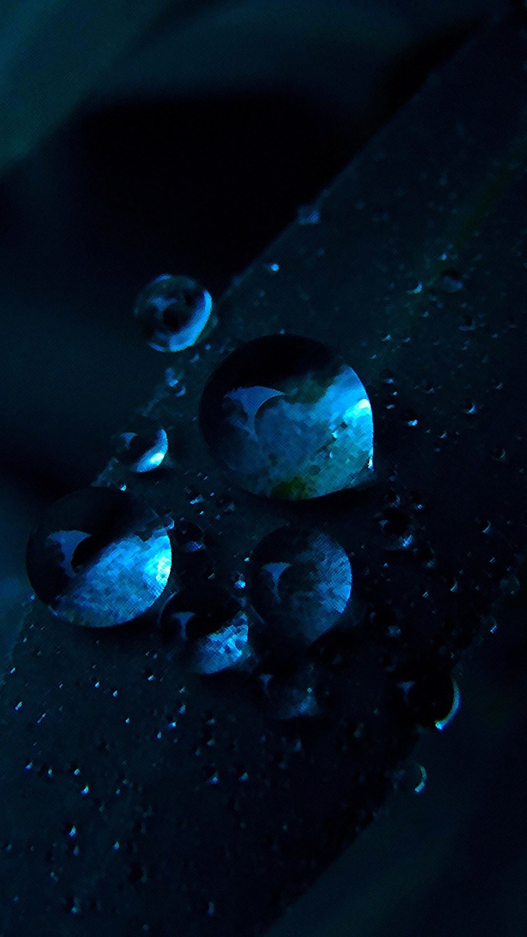 蓝色水滴特写