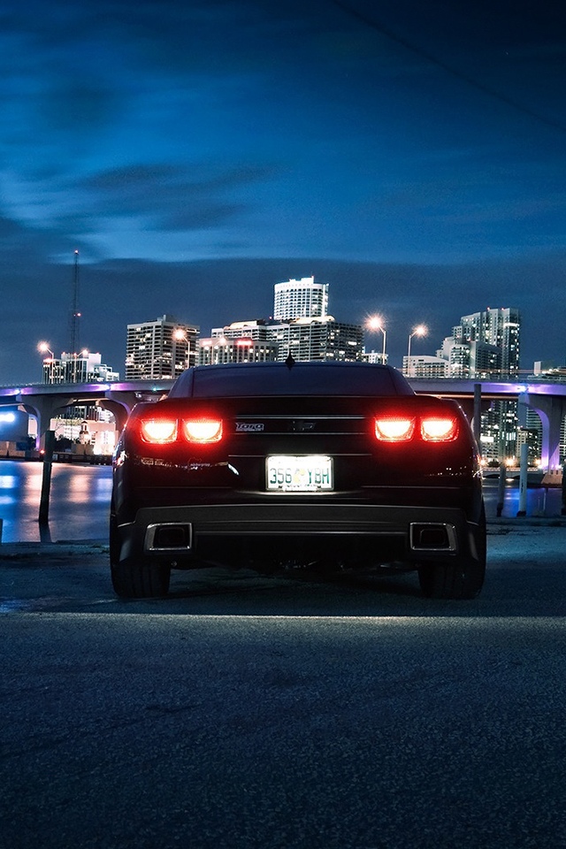 行驶在不夜城的雪佛兰Camaro