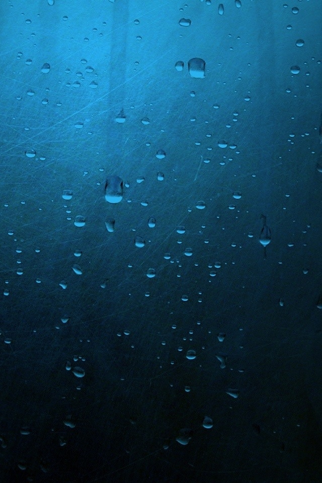 被雨打湿的蓝色玻璃