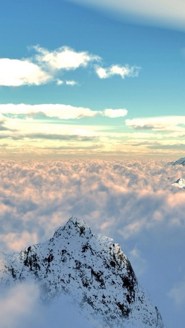 蓝天白云下的雪山