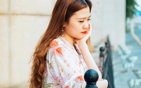 阳光下的长发美女户外迷人写真