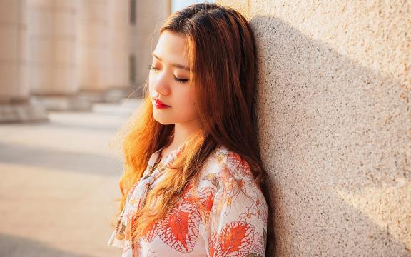 阳光下的长发美女户外迷人写真