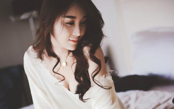 性感迷人的卷发美女室内诱惑私房写真