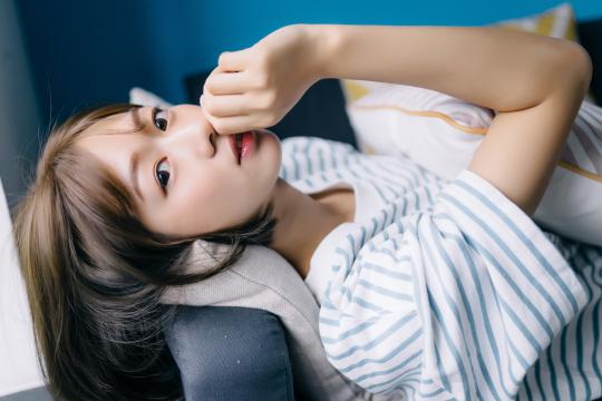 可爱短发少女极品床上私房照