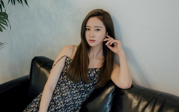 性感吊带长裙美女室内私房写真