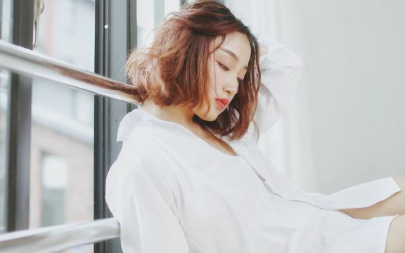 极品性感短发美女教室诱惑写真