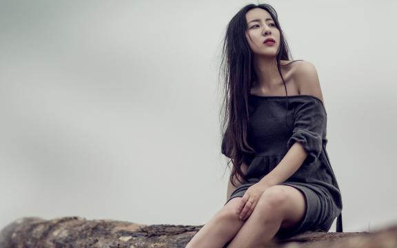 性感撩人的长发美女户外极品写真