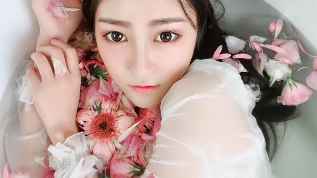 清纯性感的浴缸小姐姐极品私房写真