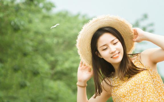 带着帽子的清纯女孩极品户外写真