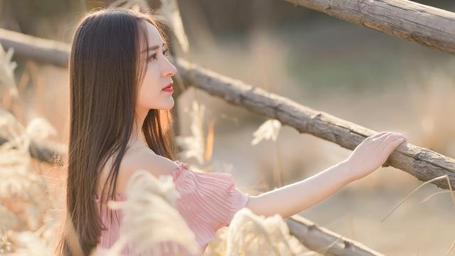 清纯不失性感的长发气质美女