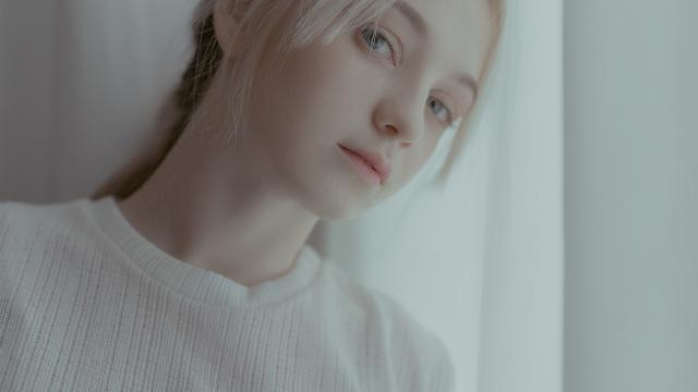 气质出众的欧洲美女室内私房写真