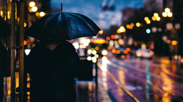 大雨中孤独背影意境写真
