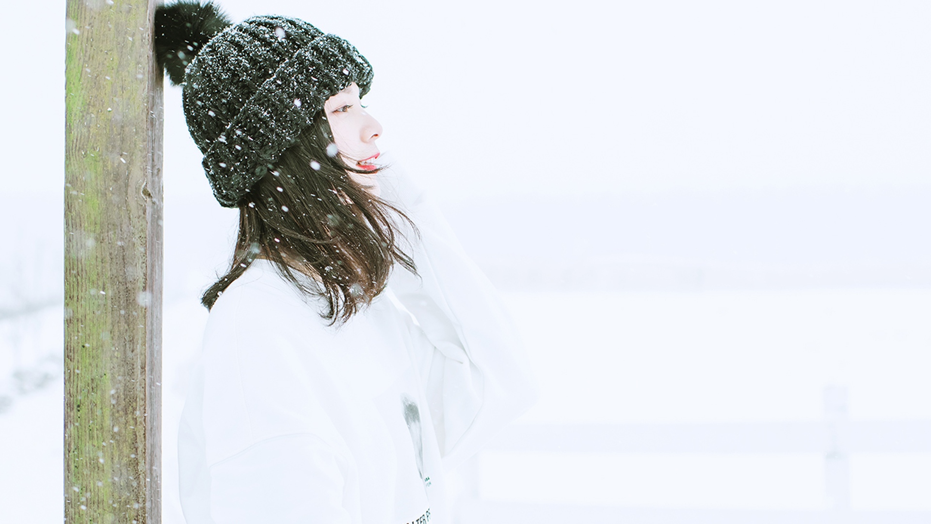 雪地里清纯可人的气质美女写真