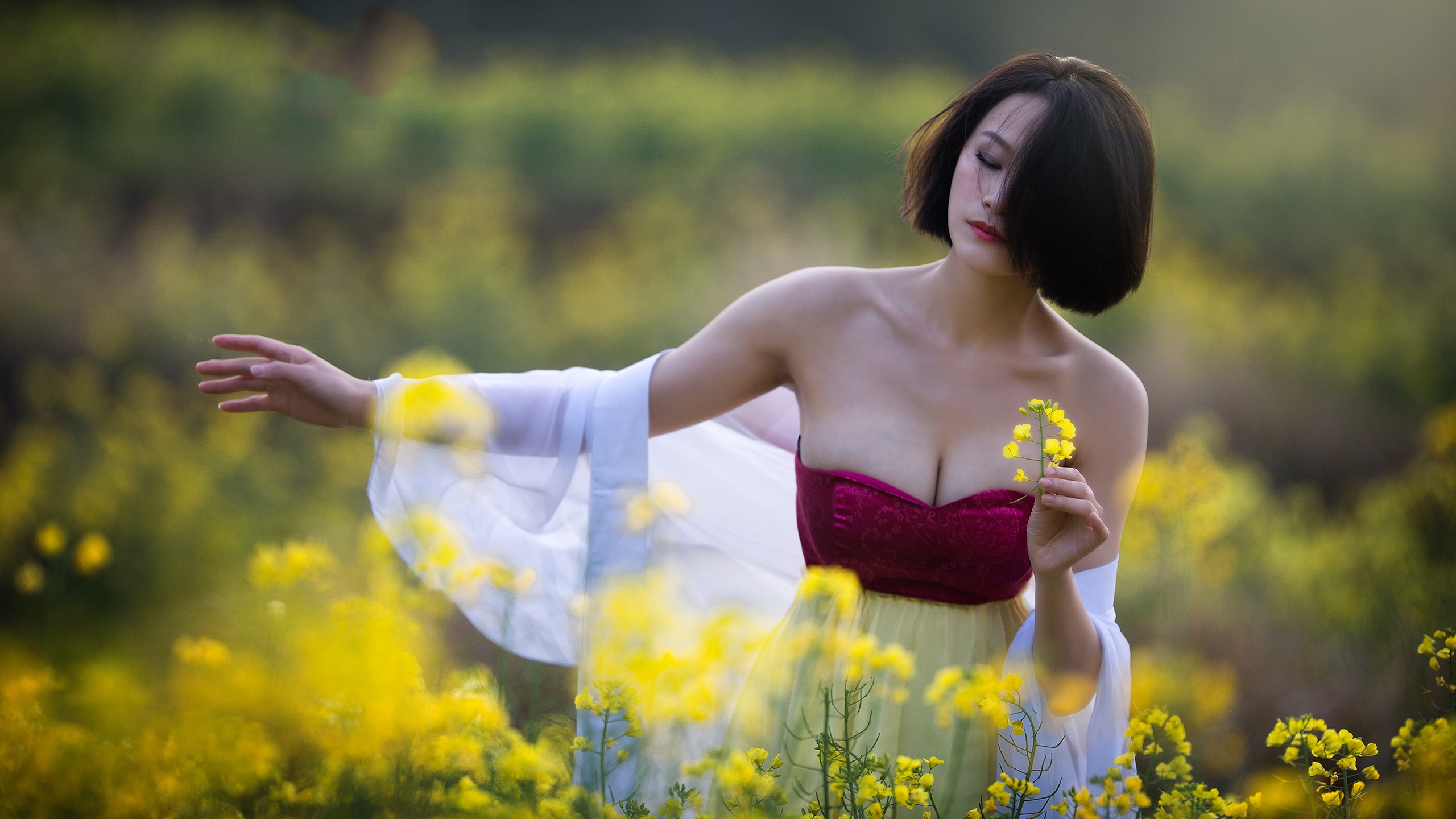 油菜花田里的性感短发美女