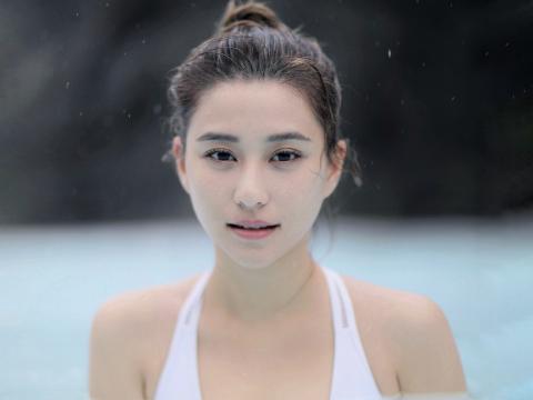 甜美俏皮的何超莲