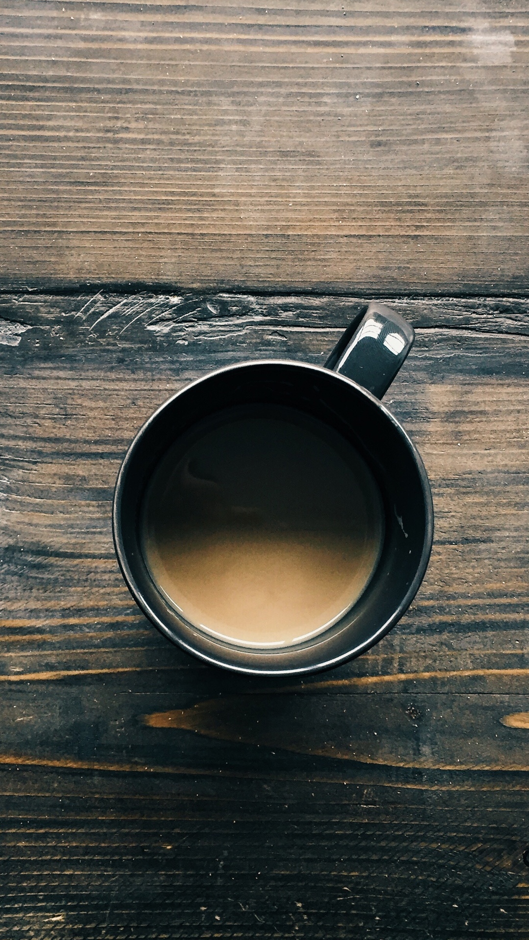 桌面上的咖啡杯