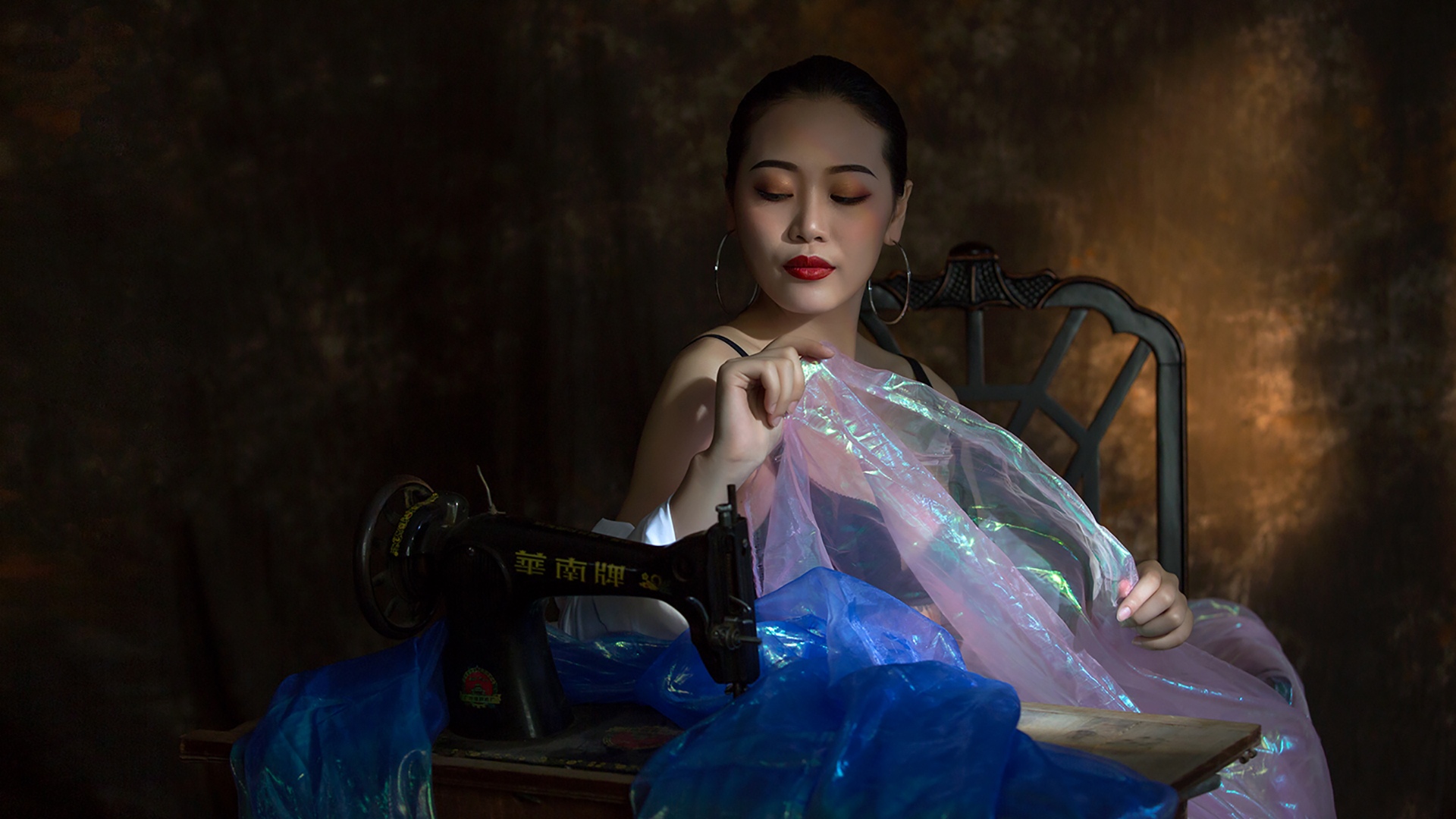 性感美女复古缝纫机诱人写真