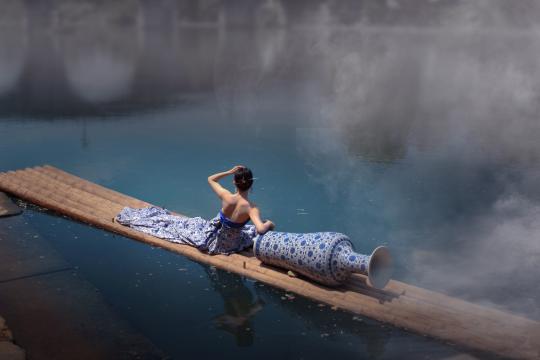 青花瓷美女竹排性感写真