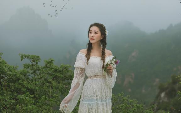 五官精致美女大自然朦胧写真