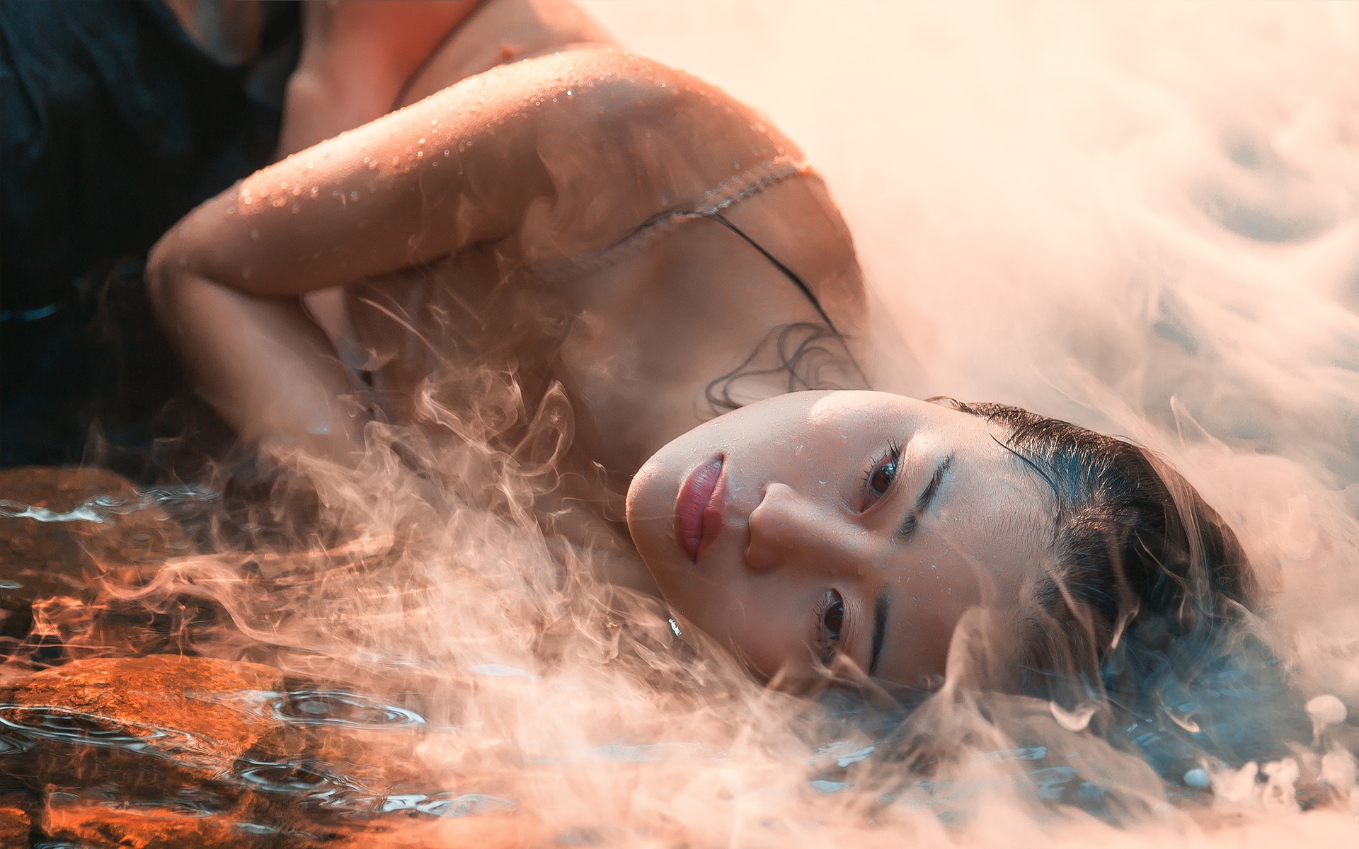 美女水中性感另类写真