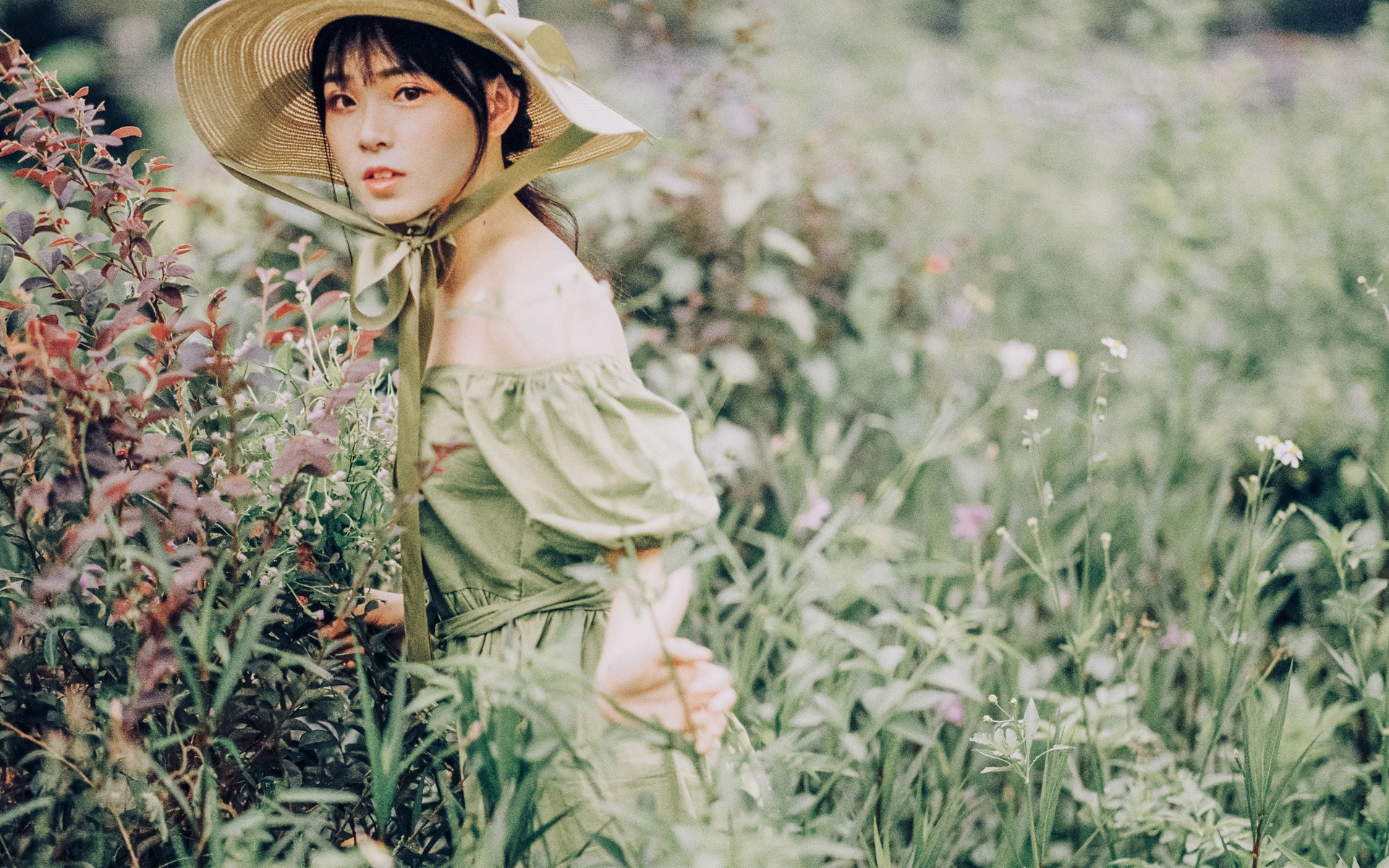 清秀复古风美女户外踏青