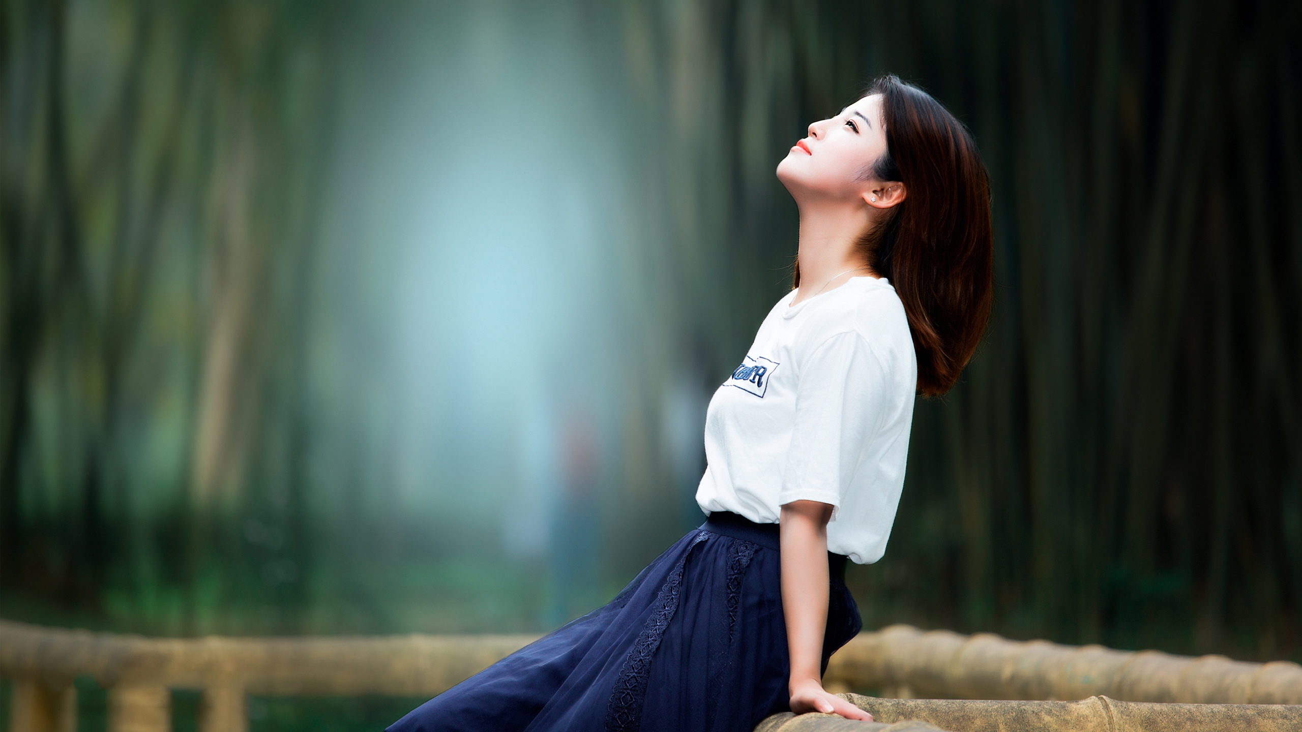 清秀女生户外气质写真