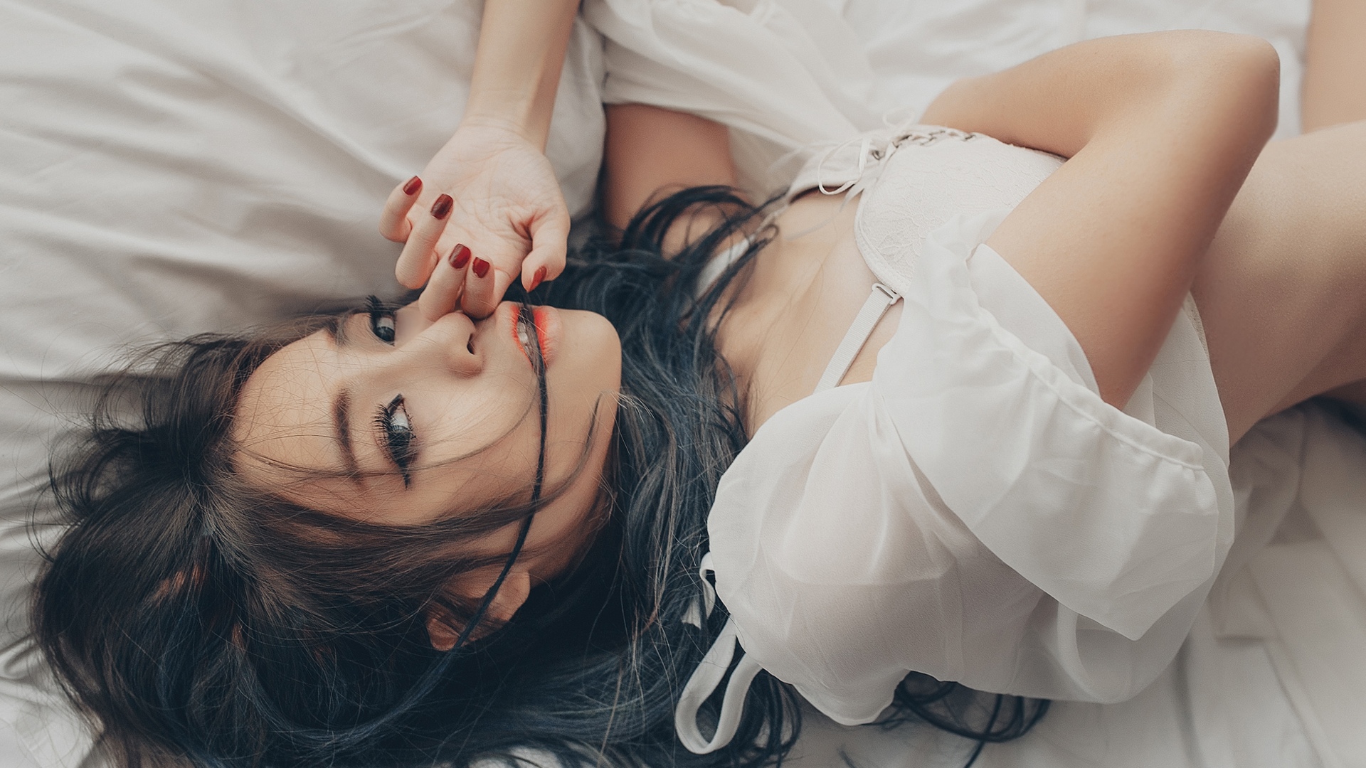 性感魅惑的长发居家美女私房写真