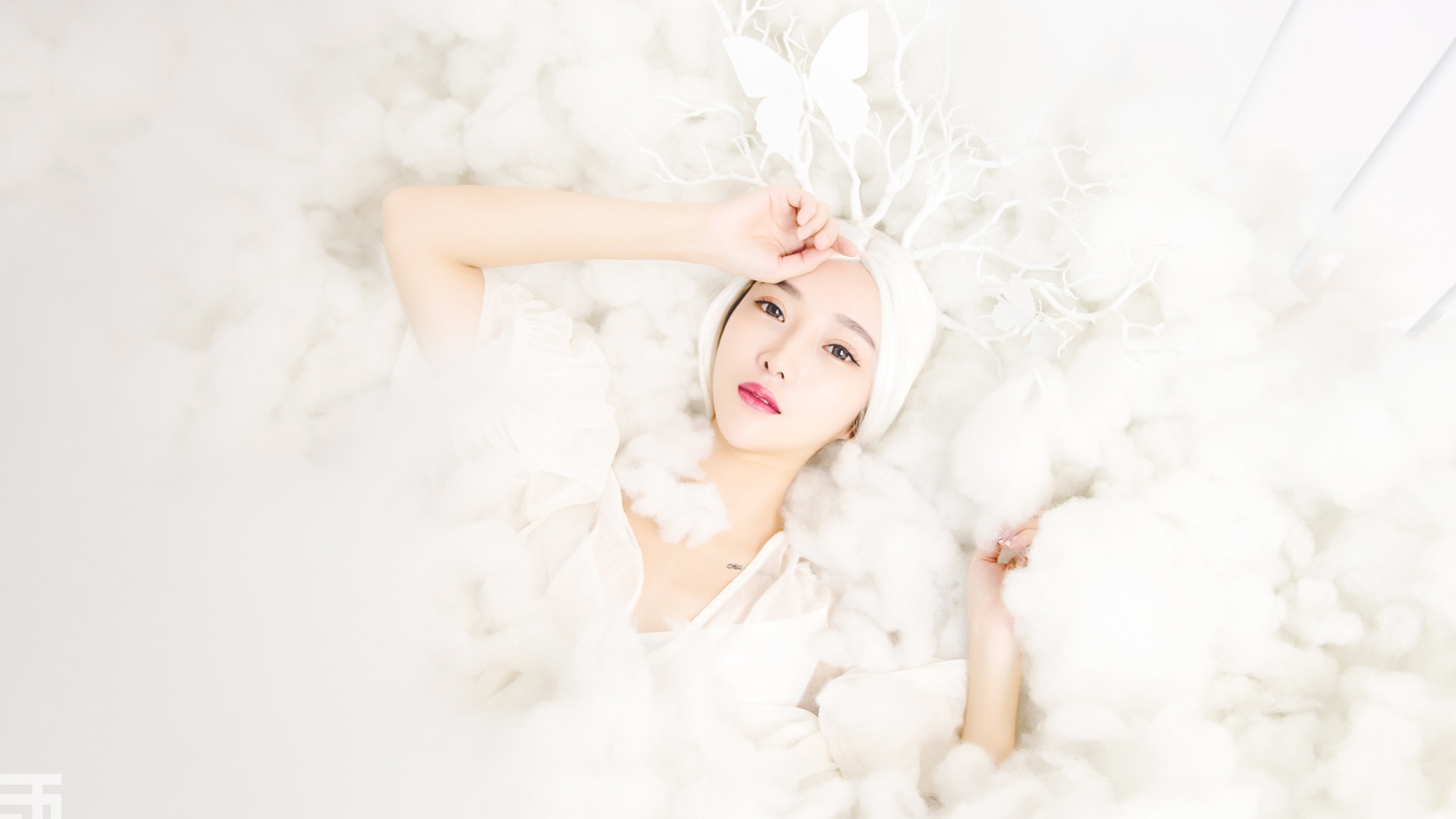 气质出众的白发居家美女写真