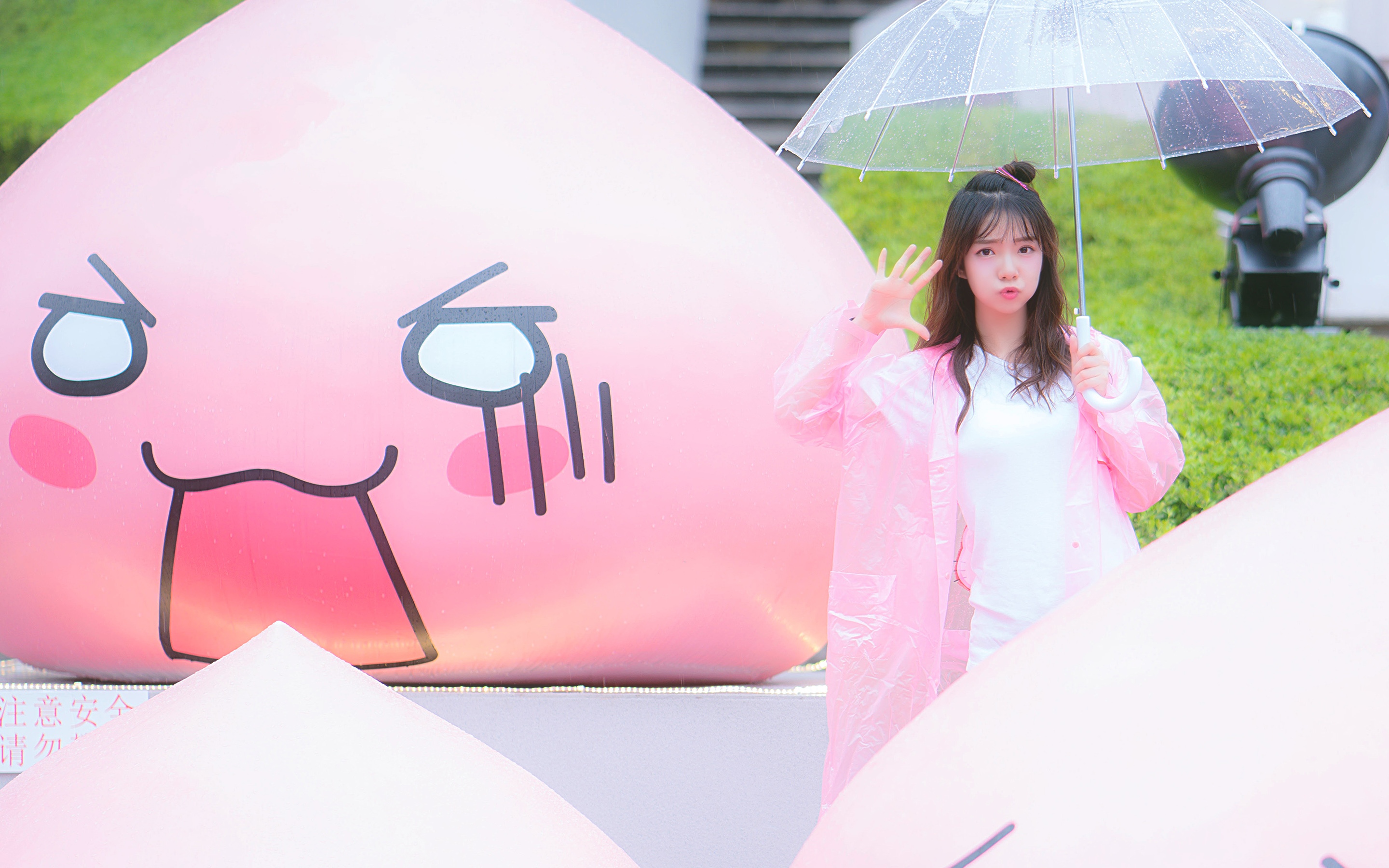 粉色系可爱少女户外清纯写真