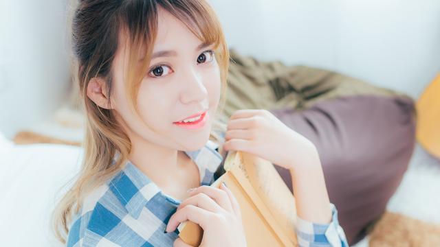 清新可人的蓝色格子衬衫美女