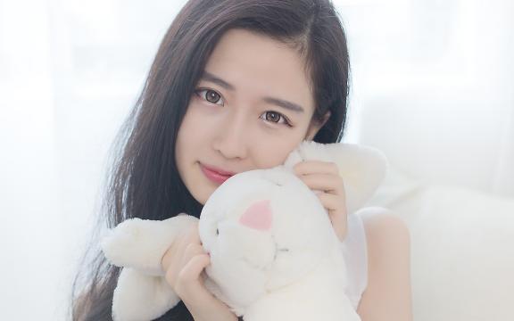 清纯长发90后小姐姐居家写真