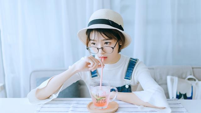 可爱的短发美女吊带裤私房照